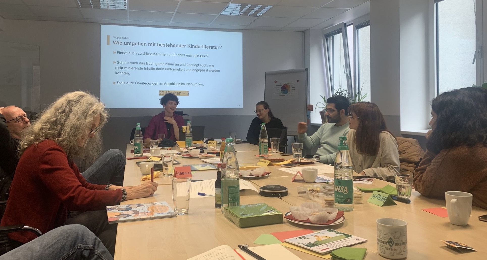 Die Workshop-Reihe zur kritischen Reflexion von Kinder- und Lehrb&uuml;chern hat begonnen